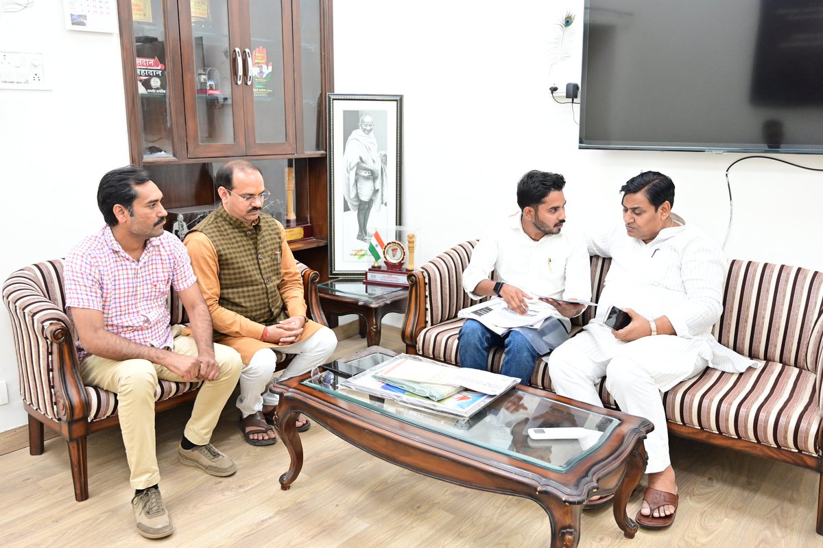 faujdar_arvind's tweet photo. आज जयपुर में राजस्थान कॉंग्रेस प्रदेशाध्यक्ष  आदरणीय श्री @GovindDotasra जी से शिष्टाचार भेंट की,,, 💐

इस अवसर पर विभिन्न समसामयिक विषयों पर सकारात्मक चर्चा हुई। 

श्री डोटासरा जी का आत्मीय स्नेह और मार्गदर्शन प्राप्त हुआ, जिसके लिए मैं उनका हृदय से आभार व्यक्त करता हूँ।" 🙏 https://t.co/fHt5HOmqzh