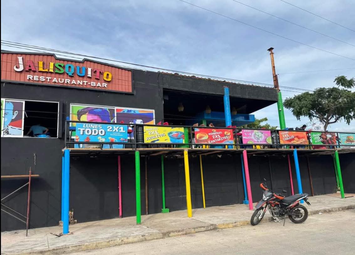 rthur013's tweet image. Dueño de Bar se niega a seguir pagando cuota y atropella a dos sicarios: Lo detienen y cierran su local:
El valiente empresario se defiende de la extorsión en Minatitlán, Veracruz
El dueño del bar “El Jalisquito”, identificado como Daniel, tomó la valiente decisión de dejar de…