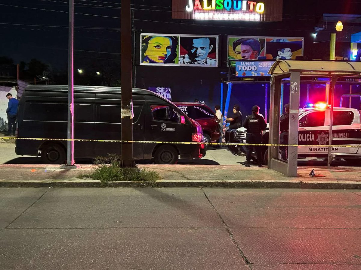 rthur013's tweet image. Dueño de Bar se niega a seguir pagando cuota y atropella a dos sicarios: Lo detienen y cierran su local:
El valiente empresario se defiende de la extorsión en Minatitlán, Veracruz
El dueño del bar “El Jalisquito”, identificado como Daniel, tomó la valiente decisión de dejar de…