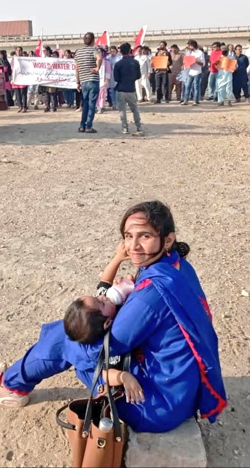 رمضان کا مہینا اور جھل تی دھوپ میں، سندھ کی بیٹیاں اپنے دودھ پیتے بچوں سمیت اپنے دریا کو بچانے کے لیے سراپا احتجاج ہیں۔
#NoMoreCanalsOnIndus