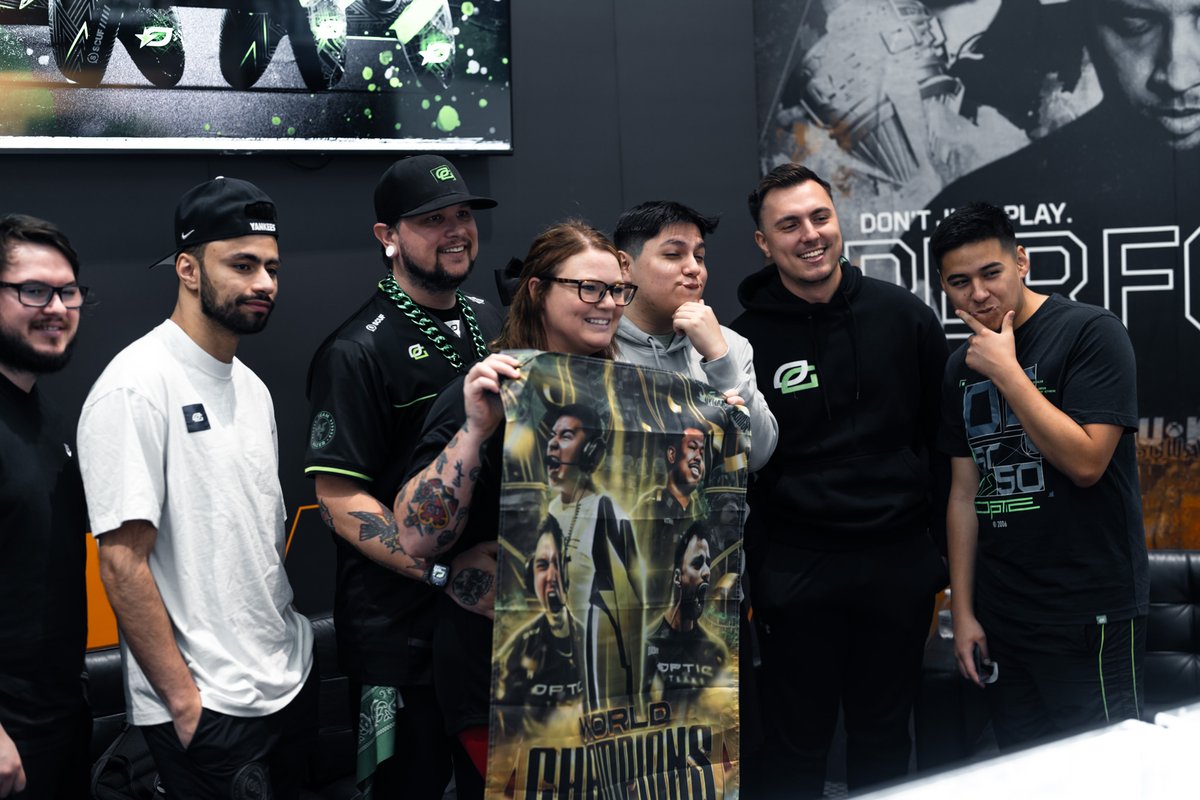ScufGaming's tweet photo. Huge shoutout to the @OpTic boys for pulling through today. https://t.co/rRBi4XmdLw