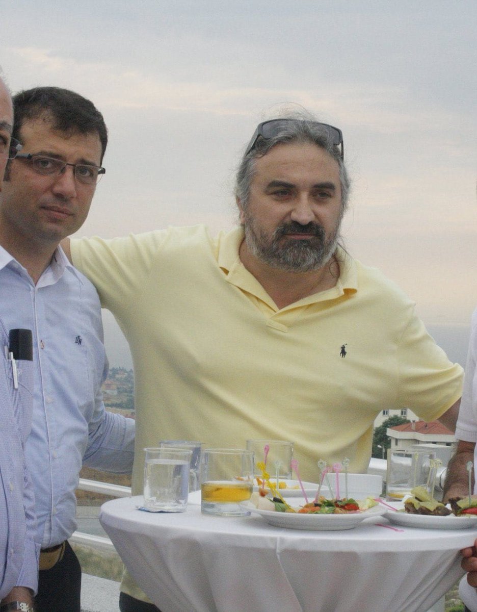 Volkan Konak: 

"Sevgili Ekrem İmamoğlu dostum, futbol oynarken bile hep kaleci oldu, neden mi?

Takım arkadaşlarına arkasını dönmemek için. 

Ekrem Başkan’a siyasette faul yapanlar utansın."