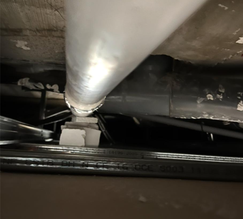 Mentrestant, façana foradada, perquè segons Tesecnia havia de ser amb sortida horitzontal, forats al sostre sense tapar des de fa setmanes i el tub de la caldera que goteja passa per sobre els llums sense doble tub de seguretat i aguantat amb plaques de pladur.