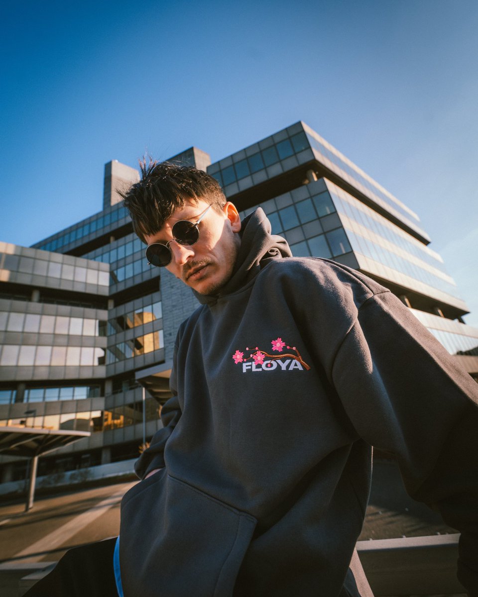 🌸 CLOUD9 Merch Capsule – available now! This brand-new collection was inspired by our first headline tour in Japan and features only carefully selected, high-quality pieces that we’re incredibly proud of.
➡️ floyamusic.com