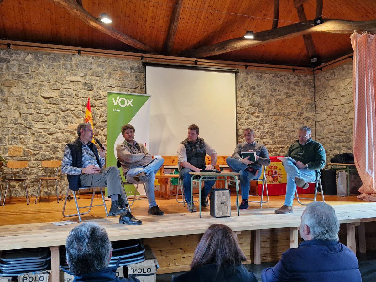 pcalvoliste's tweet image. Hoy con los valientes que sufren las políticas del bipartidismo europeo que ha permitido que el lobo entre en sus casas y sea presentada su ruina como un éxito de gestión. Gracias por vuestra participación. En #PueblaDeLillo 🇪🇸@Vox_Leon @Vox_CortesCyL @vox_es