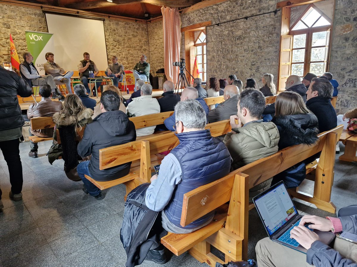 pcalvoliste's tweet image. Hoy con los valientes que sufren las políticas del bipartidismo europeo que ha permitido que el lobo entre en sus casas y sea presentada su ruina como un éxito de gestión. Gracias por vuestra participación. En #PueblaDeLillo 🇪🇸@Vox_Leon @Vox_CortesCyL @vox_es