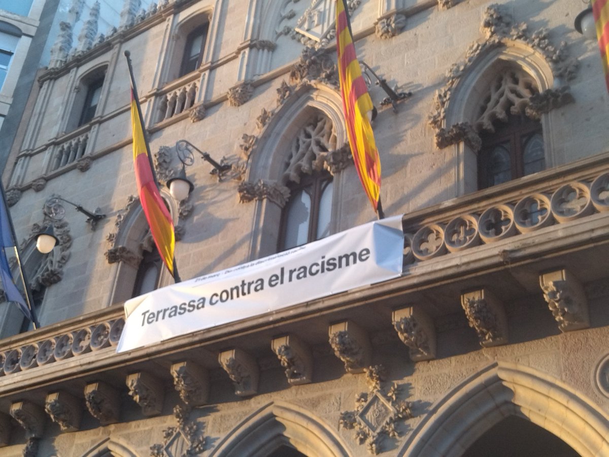 cid_lauri's tweet photo. Creo que ayer a los separratas de #Tarrassa les gustó mucho alguna de las Banderas que llevábamos 😉... Aquí les dejo un recuerdo. #Stopislamización https://t.co/t45KSxB78z