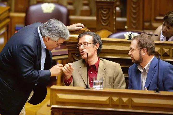 Em todo o mundo, a extrema-direita e a direita extrema avançam com o apoio dos oligarcas? Em Portugal, juntamos toda a força para vencê-los.

Fernando Rosas é o candidato do Bloco em Leiria, Luís Fazenda é o candidato do Bloco em Aveiro, Francisco Louçã é o candidato em Braga.