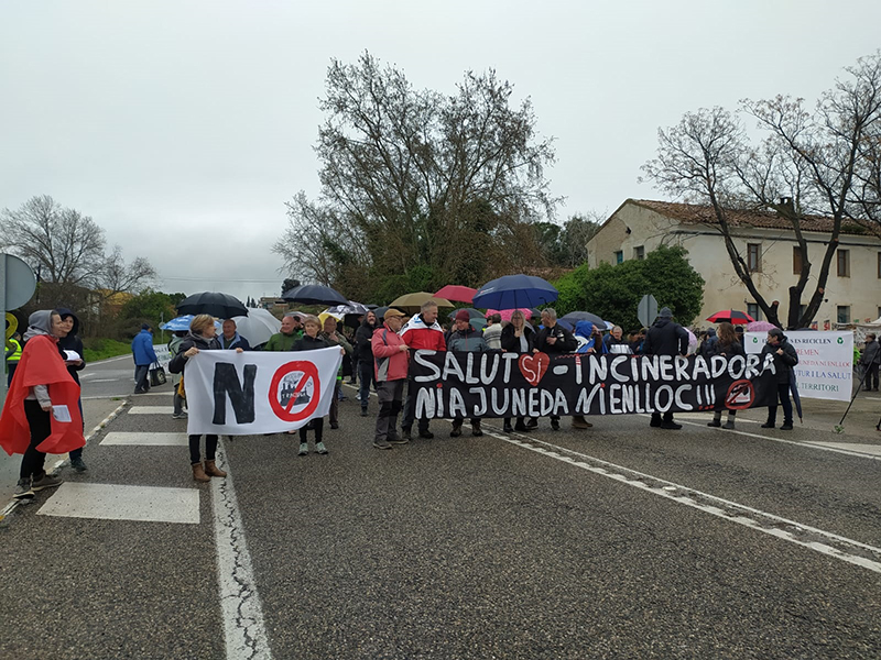 Federació ERC Lleida (@ercfedlleida) on Twitter photo 📌 Nosaltres també hem estat, aquest diumenge al matí, acompanyant els companys i companyes d’ <a href="/ErcLesGarrigues/">Esquerra Les Garrigues</a> 🟡 al tall de la carretera 🛣 N240, a l'alçada de #Juneda per mostrar, un cop més, el nostre TOTAL rebuig ❌ a la incineradora de residus‼
#AturemIncineradoraJuneda 📌 Nosaltres també hem estat, aquest diumenge al matí, acompanyant els companys i companyes d’ <a href="/ErcLesGarrigues/">Esquerra Les Garrigues</a> 🟡 al tall de la carretera 🛣 N240, a l'alçada de #Juneda per mostrar, un cop més, el nostre TOTAL rebuig ❌ a la incineradora de residus‼
#AturemIncineradoraJuneda