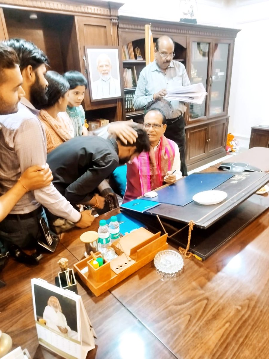 आज भोपाल में माननीय पूर्व मुख्यमंत्री श्री शिवराज सिंह चौहान जी ने आश्वासन देकर बोले है की हम तत्काल मोहन यादव जी से बात कर रहे हैं अब देखना यह है कि क्या माननीय मुख्यमंत्री जी मामा जी की बात का सम्मान करेंगे या अनसुना कर देंगे <a href="/CMMadhyaPradesh/">Chief Minister, MP</a> <a href="/DrMohanYadav51/">Dr Mohan Yadav</a> <a href="/VijayRevnath/">Vijay Revnath Choure</a>
