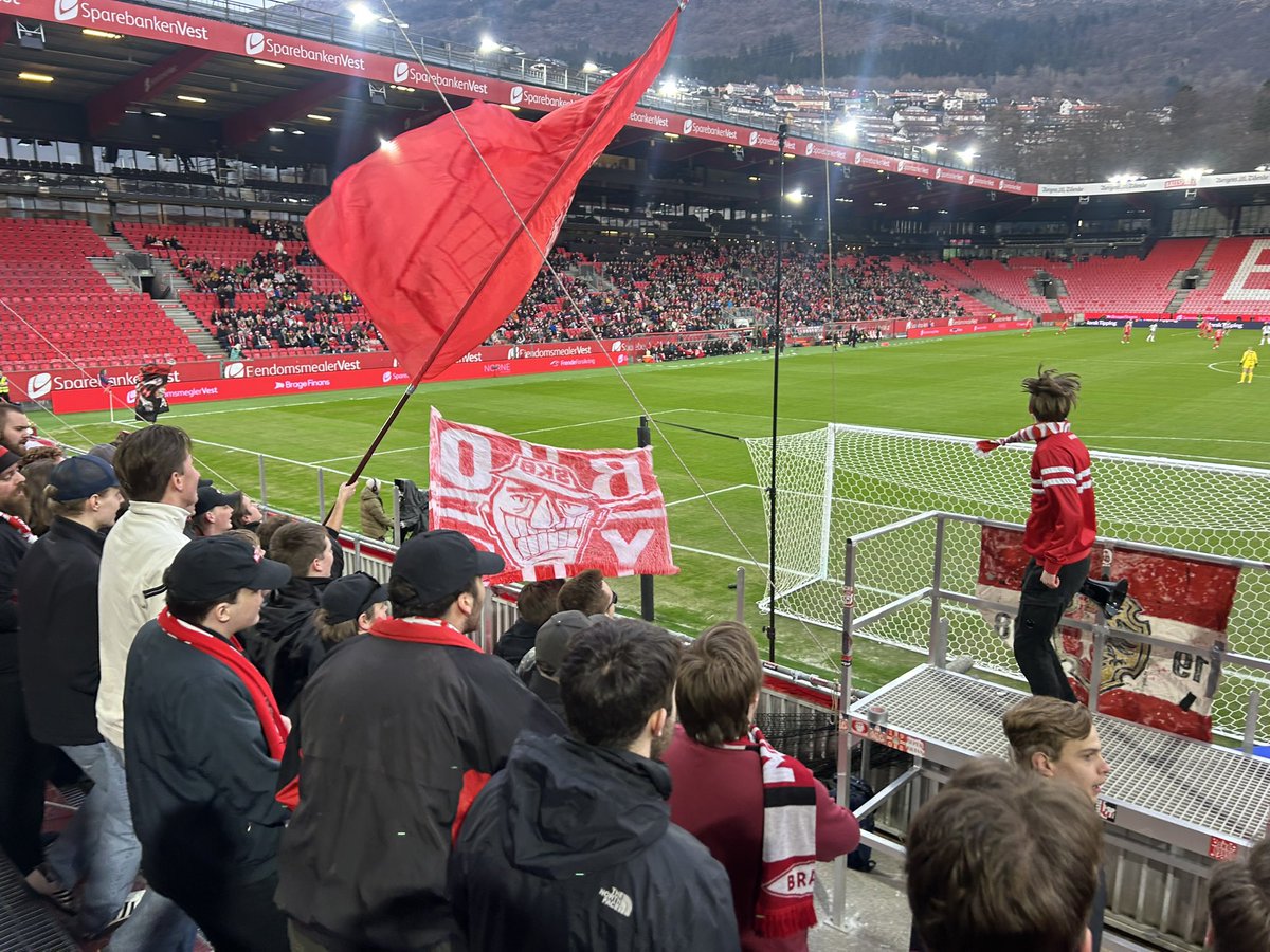 Sånn kan seriestart i Toppserien være. Stolt av Bergen. Masse ungdommer og barn med bøttehatter og Brann-skjerf på tribunen. 6800 til stede.