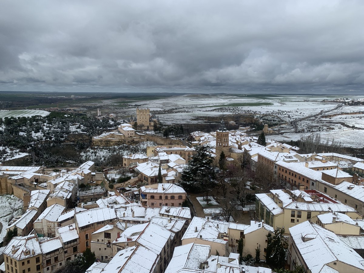 catedralsegovia's tweet photo. ❄️Imágenes de la nieve de este domingo desde la torre

Una segunda nevada, ya en primavera, que ha cubierto #Segovia https://t.co/TBqrewUlGo