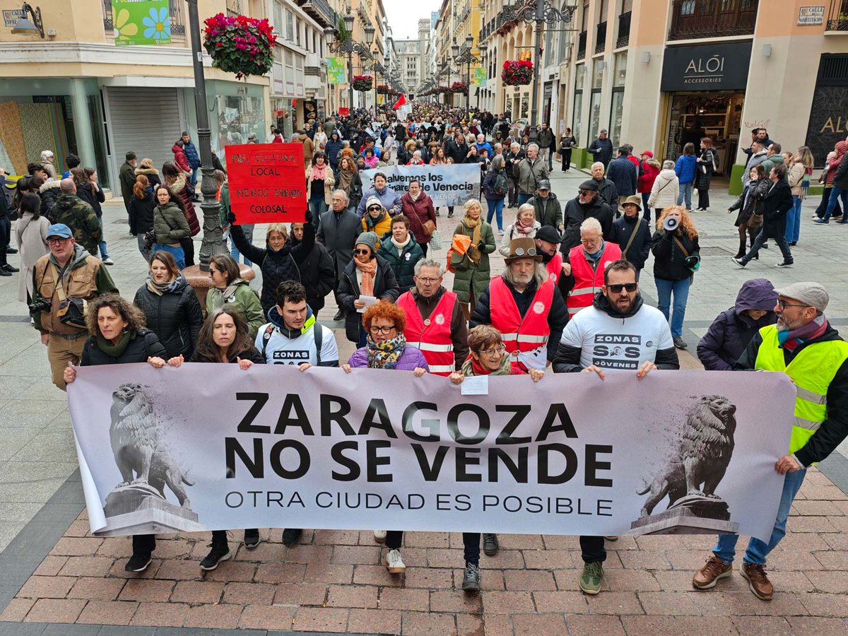 arainfonoticias's tweet photo. Una multitud se manifiesta en la capital aragonesa al grito de "Zaragoza no se vende": https://t.co/Mu0CuHNDpQ

👉 Una gran cantidad de vecinos y de vecinas, por encima de las 10.000 personas para la organización de la cita, han marchado por el centro de Zaragoza para rechazar el modelo de ciudad de Natalia Chueca

✍️ Lo cuenta Pablo Híjar, @SpartakusbundKP