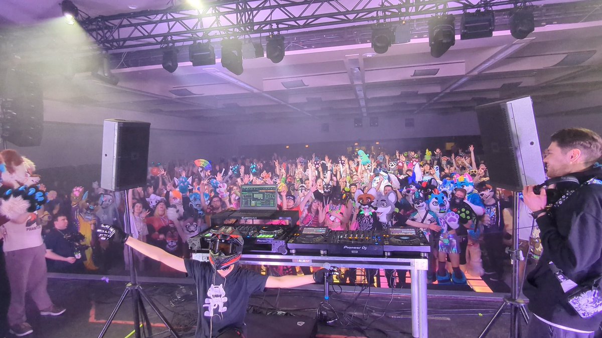 THANK YOU FURNAL EQUINOX FOR ANOTHER AMAZING YEARRRR!! It’s always such an honour to be able to perform for you all, I hope you all had an amazing time and I’ll see you all again next time!

📸: <a href="/nevimer/">nevimer</a> &amp; <a href="/GhostWGS/">Taibhse</a> 
#Furnal2025 #FurnalEquinox2025 #FurnalEquinox