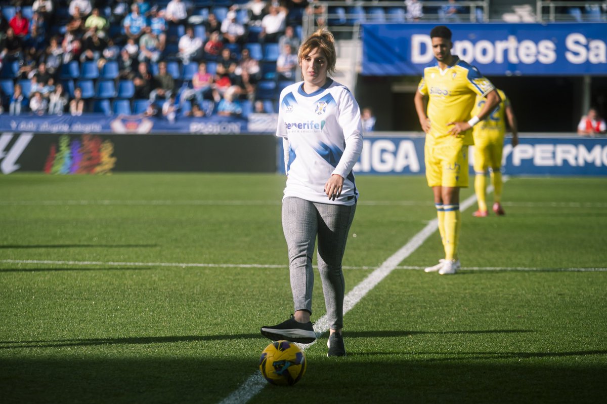 👏 <a href="/MichelleAlonsoM/">La sirenita Michelle</a>, nadadora paralímpica tinerfeña recientemente reconocida como Premio Canarias de Deportes 2025, realizó el saque de honor en el #TenerifeCádiz, recibiendo el homenaje y el cariño de la afición blanquiazul ⚪️🔵. 

#SiempreCDTenerife
