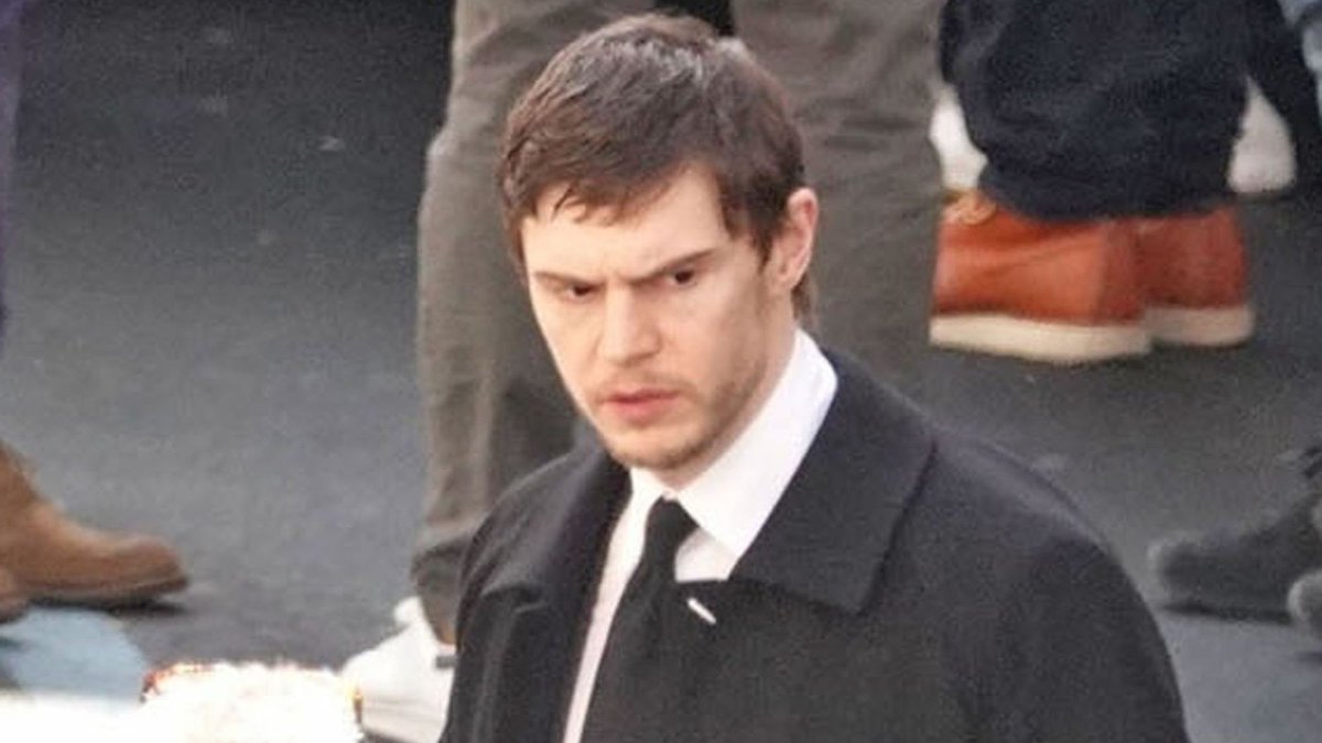 NEW! 🚨 Adicionamos a nossa galeria + 200 fotos UHQ do Evan Peters gravando a série "The Beauty", confira todas elas acessando: evanpetersbr.com/galeria/index.…