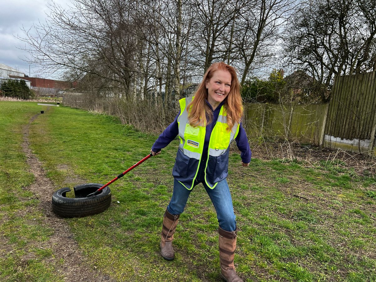 Jane_Stevenson_'s tweet image. It was great to join Walsall councillors in Short Heath for #GreatBritishSpringClean this weekend. #LoveWhereYouLive