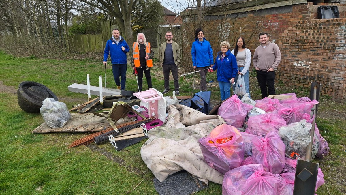 Jane_Stevenson_'s tweet image. It was great to join Walsall councillors in Short Heath for #GreatBritishSpringClean this weekend. #LoveWhereYouLive