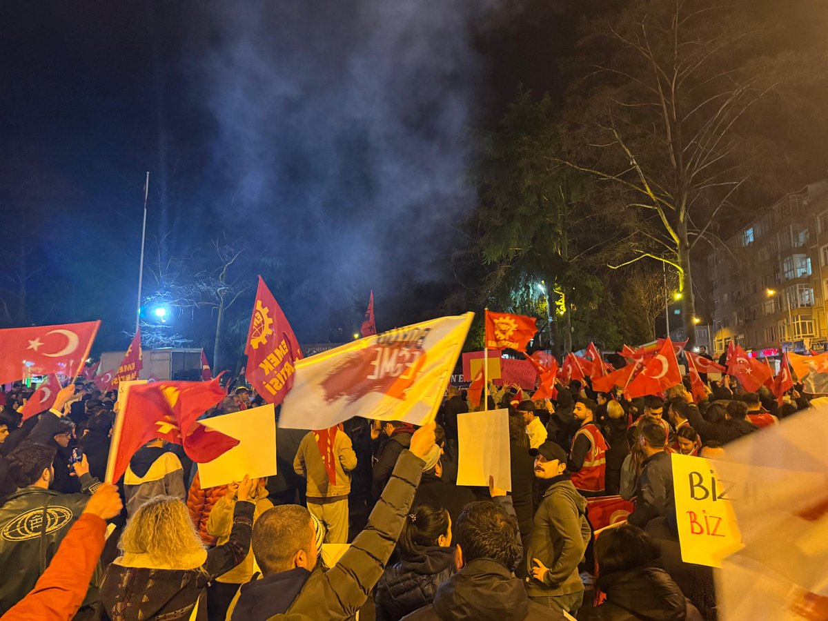 TKPtekirdag's tweet photo. Yüzlerce  yurttaşımızla AKP zorbalığına karşı seçme ve seçilme hakkımızı savunmak için Çorlu'da meydanlardayız 

#Çorlu https://t.co/O1BXw0AYyz