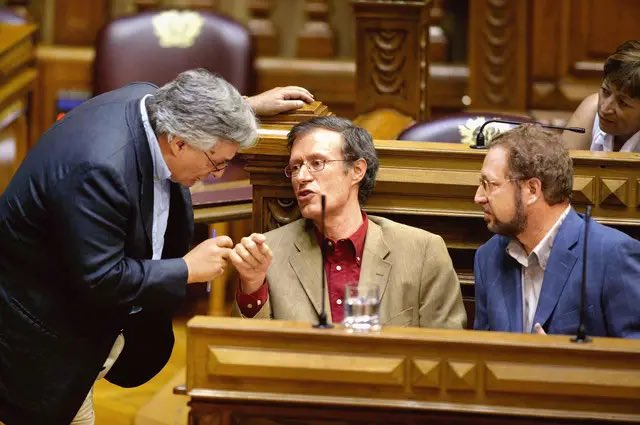 São tempos duros. Cresce a ameaça da extrema-direita e da guerra. Vamos com tudo. Vamos com todas. As gerações não se substituem, acrescentam-se. Na luta antifascista não pode faltar ninguém. Vem daí também: participa.bloco.org

📷 Ana Baião / Expresso