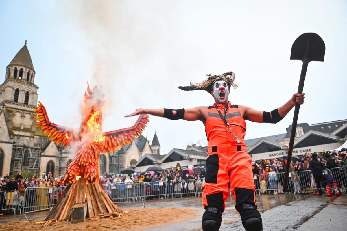¡Poitiers me dio las llaves y el Carnaval Mágico comenzó! 🔑🎭✨ Gracias por este honor. #villedepoitiers #spectaclevivant #mimotuga