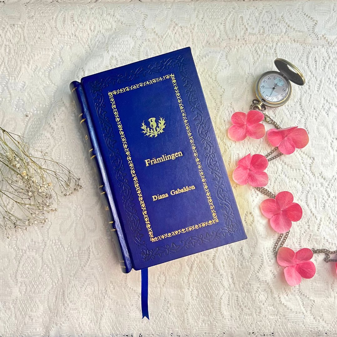 RareBiblio's tweet photo. Presenting #Framlingen by #DianaGabaldon, beautifully crafted in our signature #customedition! 💙📚
This exquisite volume is #custombound in rich #blueleather with stunning #goldembossing. A small, elegant logo graces the front cover, while the back is adorned with additional #logos, adding a touch of #sophistication and allure. To complete the #luxurious look, the page edges are meticulously #goldembossed, making this edition truly one-of-a-kind. 🌟
https://t.co/uLc4djFLBp 🛍️