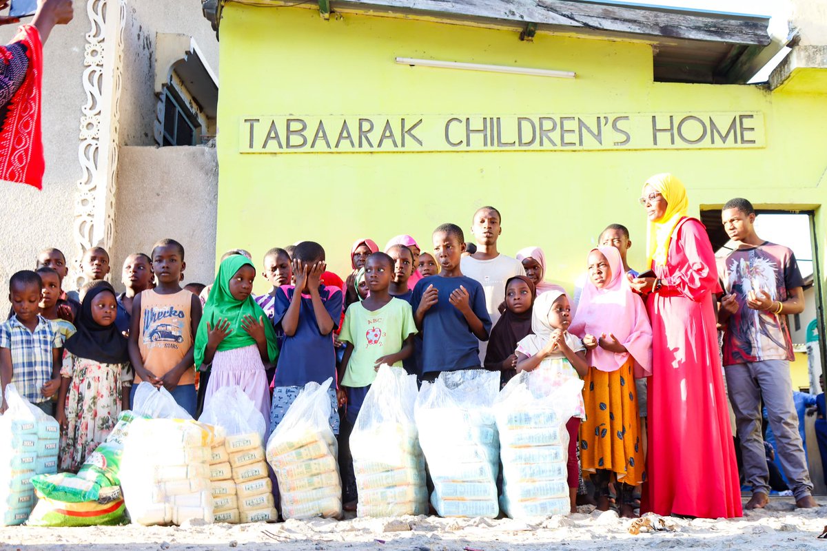 MohaJichoPevu's tweet photo. Our team @MoAliFoundation made their last stop at Tabarak Childrens Home Kisauni Constituency this evening. We delivered Food Packages courtesy of Pembe Flour Mills and generous donors.
#pembepoa https://t.co/vxibxxGFDa