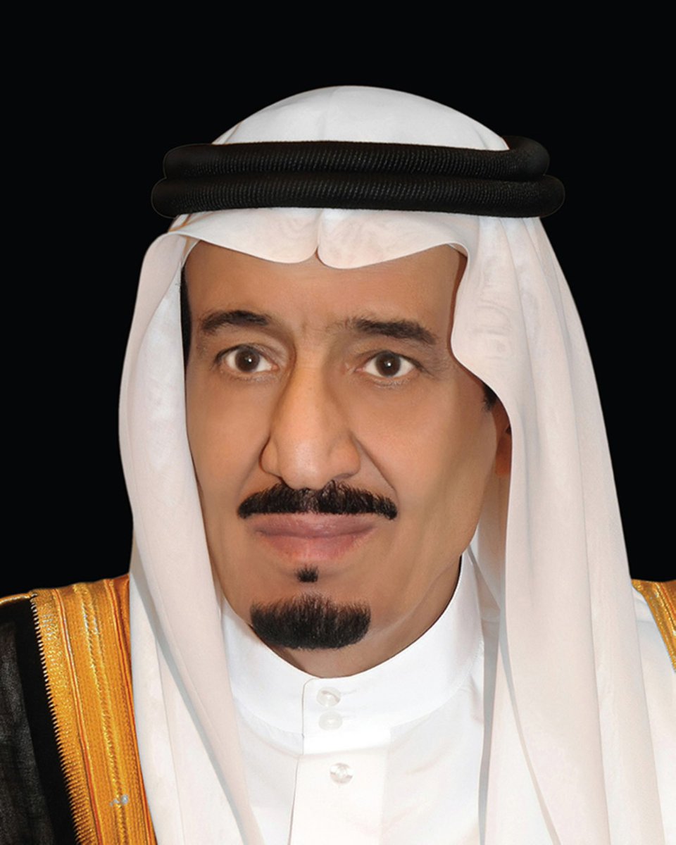 لم أكتب عن السياسة،
بل عن الإنسان الذي قرأ وطنه،
عن الذي واسى والدي، ثم واساني،،
عن حاكم، كلما تحدّث، ظننت أن التاريخ هو من يستمع إليه.

“الملك سلمان… القارئ الذي أنصت له التاريخ”
بقلم: عبدالعزيز النور

في زوايا الكتب، حيث تُخبّأ الحِكم، ويختبئ الوطن في سطور لا تُذاع…
في تلك
