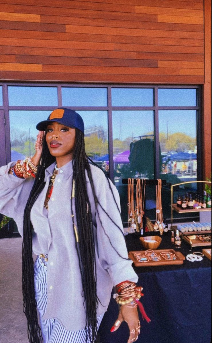 2Charmzz_____'s tweet image. 💸🥂🩵 
follow me on TikTok: @ braytoven__
33k+ followers