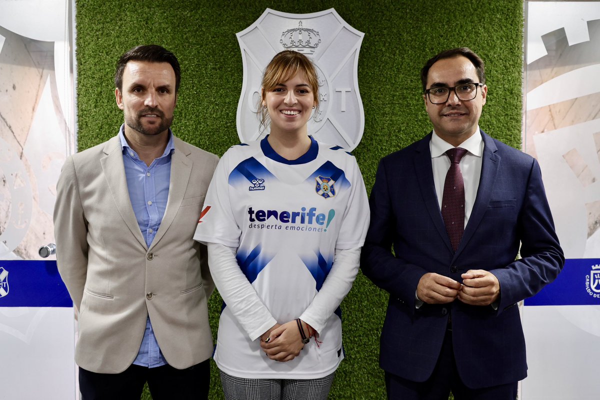 El <a href="/PresidenteCDT/">Felipe Miñambres Fernández</a>, Daniel Díaz, y el vicepresidente de la entidad, Ayoze García, felicitaron a la Premio Canarias del Deporte 2025, <a href="/MichelleAlonsoM/">La sirenita Michelle</a>, que recibió el apoyo y el cariño de todos los tinerfeñistas en el #HRL al realizar el saque de honor en la previa del