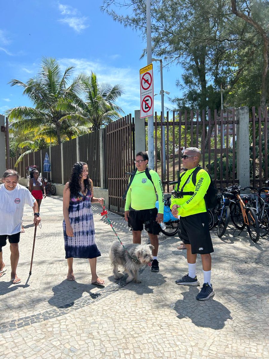 PMERJ's tweet image. Policiais do #23BPM reforçam o patrulhamento a pé no #Arpoador, na tarde deste domingo.