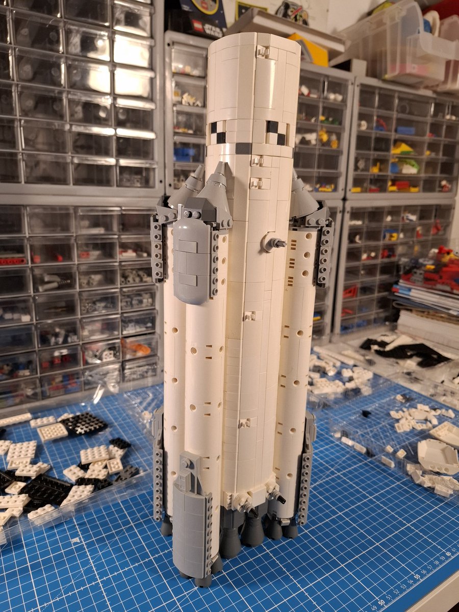 RocketLego's tweet photo. j'assemble energia pour y accrochee buran. ainsi j'aurais dans ma collection les deux modèles de navettes spatiales ayant volées. #ROSCOMOS #LEGO #Rocket #Space https://t.co/TyIHhjbNH5