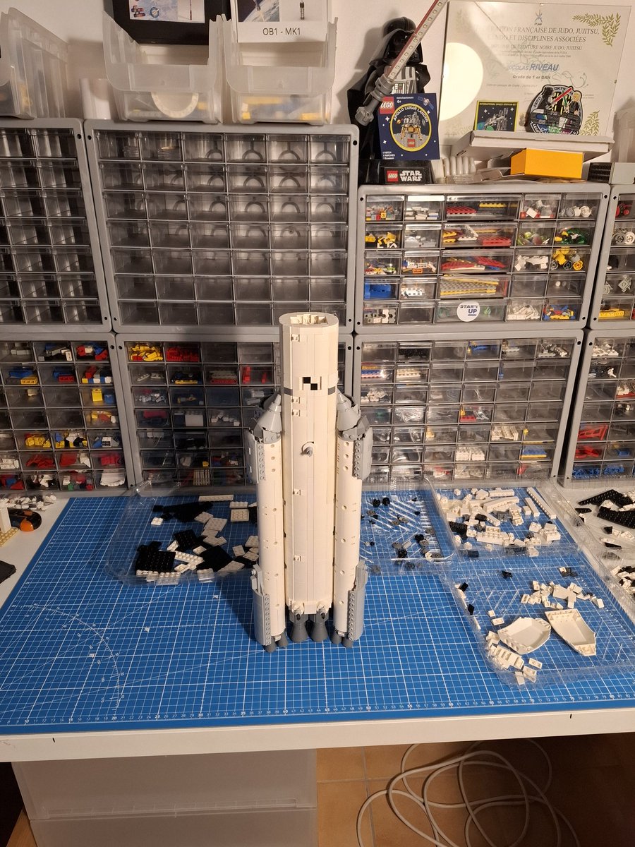 RocketLego's tweet photo. j'assemble energia pour y accrochee buran. ainsi j'aurais dans ma collection les deux modèles de navettes spatiales ayant volées. #ROSCOMOS #LEGO #Rocket #Space https://t.co/TyIHhjbNH5