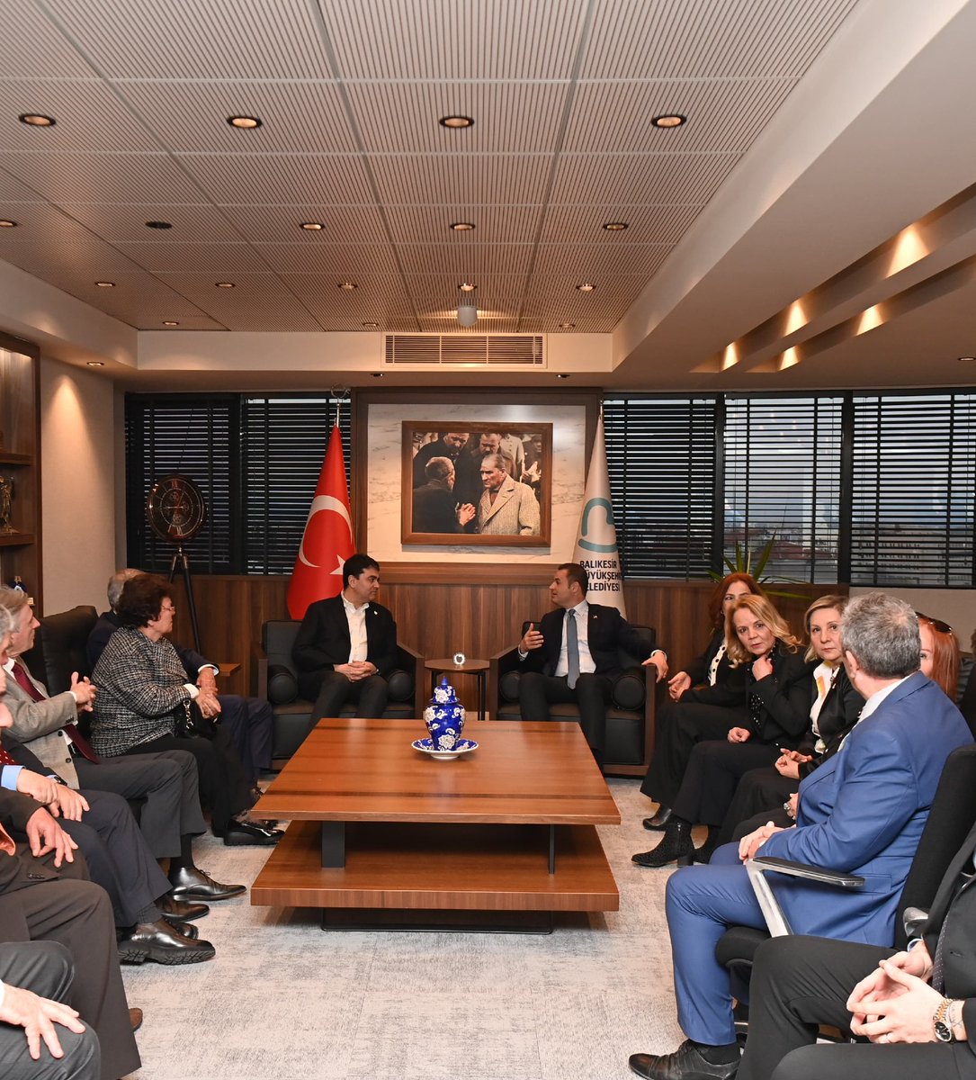 DpGultekinUysal's tweet photo. Balıkesir proğramımız vesileyle @balikesirbld Başkanımız, değerli dostumuz @ahmetakin ı ziyaret ettik.

Kendisine nazik misafirliği için çok teşekkür ediyorum; Kuvay-ı Milliye şehri Balıkesir’imize hizmette başarılar diliyorum. https://t.co/oHiN3YO6zY