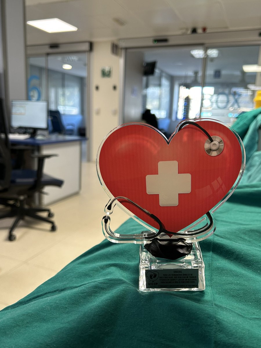 Muchas gracias por vuestros agradecimientos. Para nosotros es una inyección de energía. Es nuestra mayor recompensa. Ver a nuestros pacientes recuperados tras una enfermedad grave que les hizo ingresar en nuestra unidad y que la familia entera vaya recuperando la normalidad.