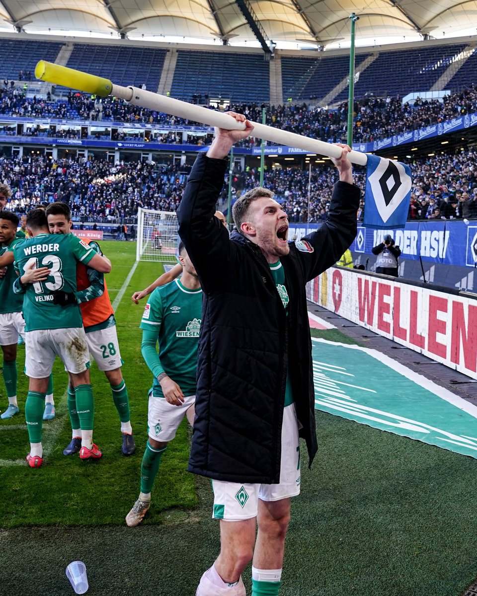 worum_org's tweet photo. Von und via #Werder gibt es die aktuellsten Fotos der 2008 eingeführten Tradition: Ducksch beim letzten #Nordderby-Sieg der Männer in Hamburg (Februar 2022) und Hausicke am heutigen Tage: https://t.co/OHMKa8JDZz
