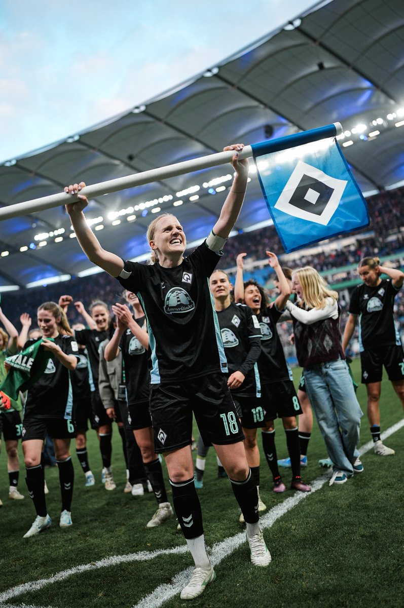 Von und via #Werder gibt es die aktuellsten Fotos der 2008 eingeführten Tradition: Ducksch beim letzten #Nordderby-Sieg der Männer in Hamburg (Februar 2022) und Hausicke am heutigen Tage:
