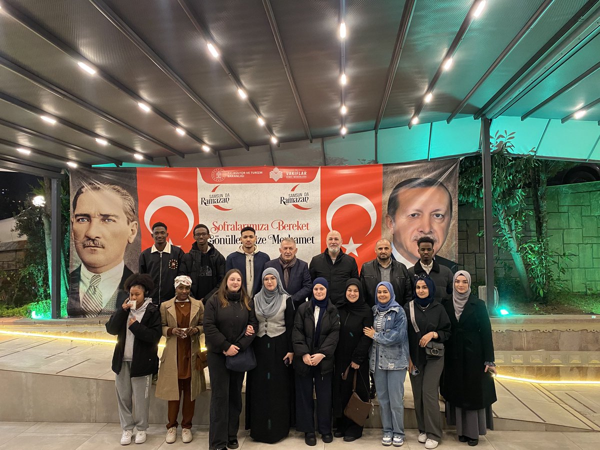 VakiflarSamsun's tweet photo. Samsun'a 120 ayrı ülkeden üniversitede lisans eğitimi almaya gelen Uluslararası öğrencilerimizi iftar soframızda misafir ettik. 

#sofralarabereket #gönülleremerhamet #vakıflargenelmüdürlüğü

@VakiflarGM @sinanaksu https://t.co/CNO8xaCQjZ