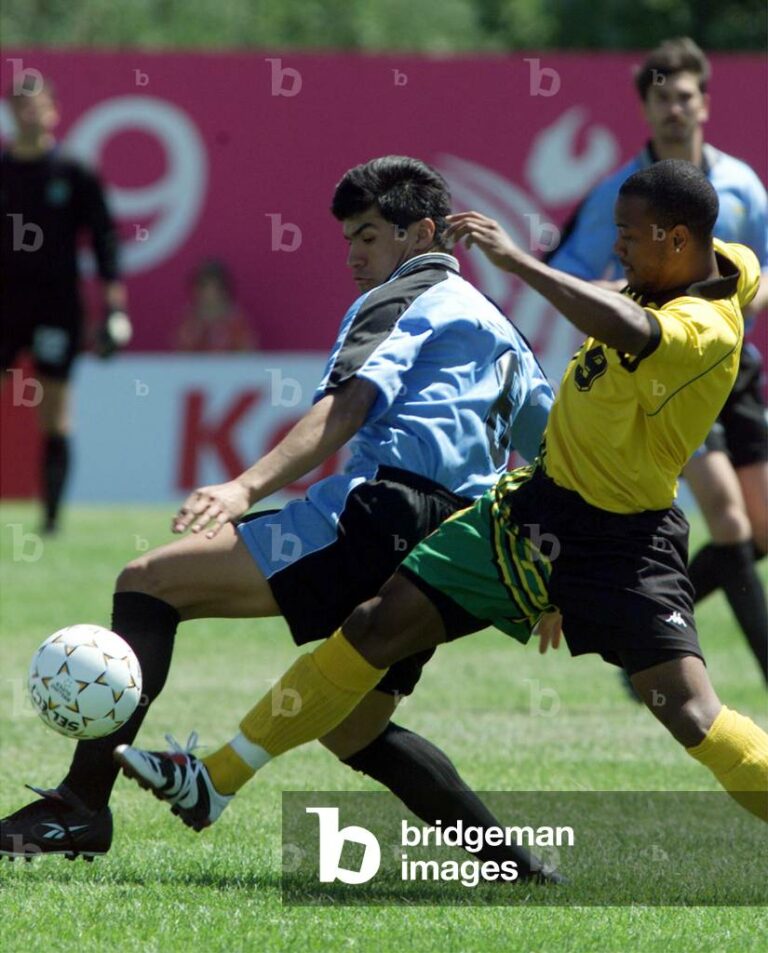 AHIFU2019's tweet photo. En 1999, la AUF fue invitada a participar en los Panamericanos de Winnipeg, pero su agenda completa le llevó a trasladarle el convite a @OFIUruguay que puso la cara por la Celeste. Fue una patriada que no culminó bien, pero fue lo de menos. Leelo acá:  https://t.co/2jJx7CMbmq https://t.co/KRcJcHi5Pa