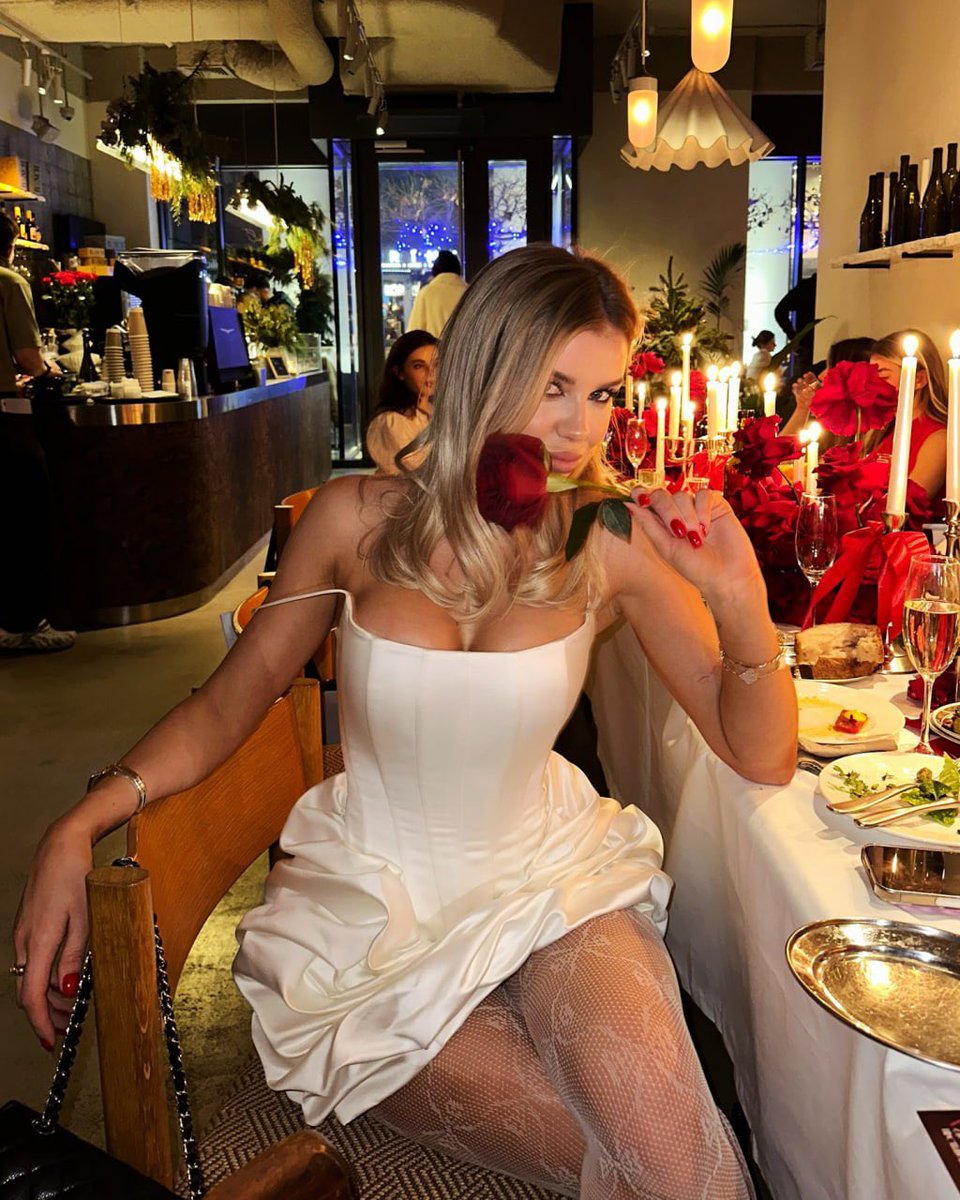 I just want to be a girl who is happy and has no worries, and someone sends me flowers. Is it difficult?