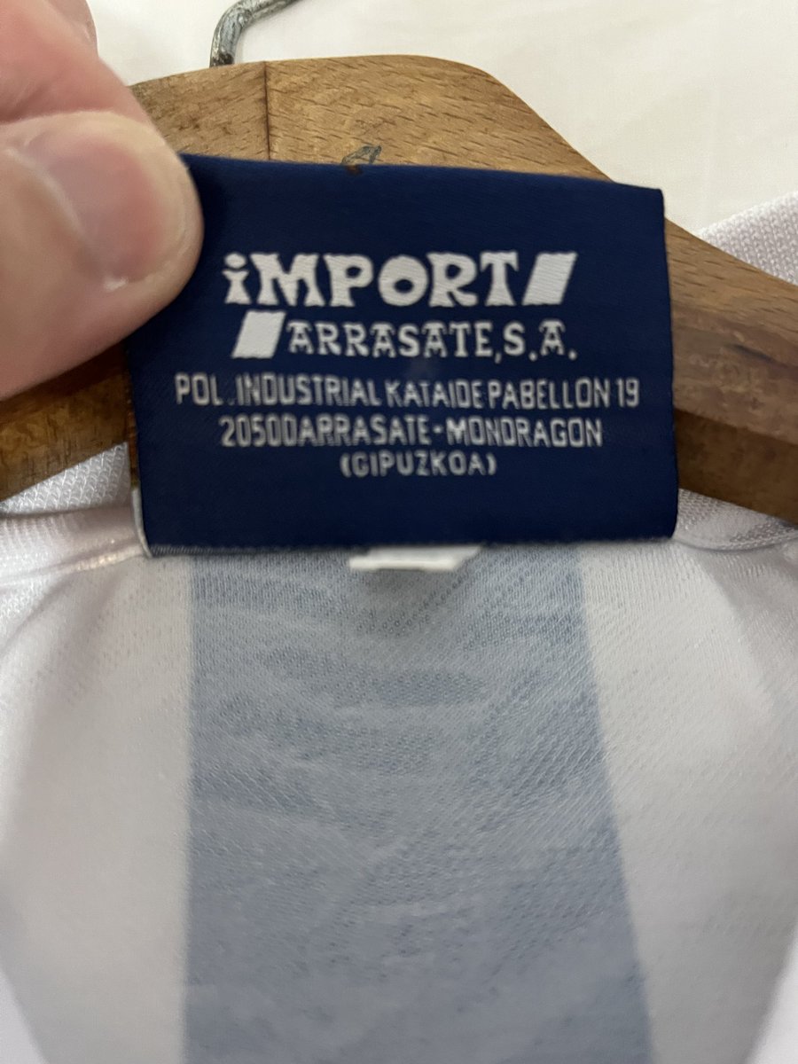 AitorSilva98's tweet photo. 👕 Nunca, jamás de los jamases, he comprado una camiseta no oficial de la #RealSociedad, hasta hace poco.

💸 He hecho la excepción con esta de Bankoa del 95 ya que sus los precios de una verdadera en Wallapop o Vinted se me iban mucho de precio.

😍 Y qué decir… Inmejorable. https://t.co/aenP28m8pJ
