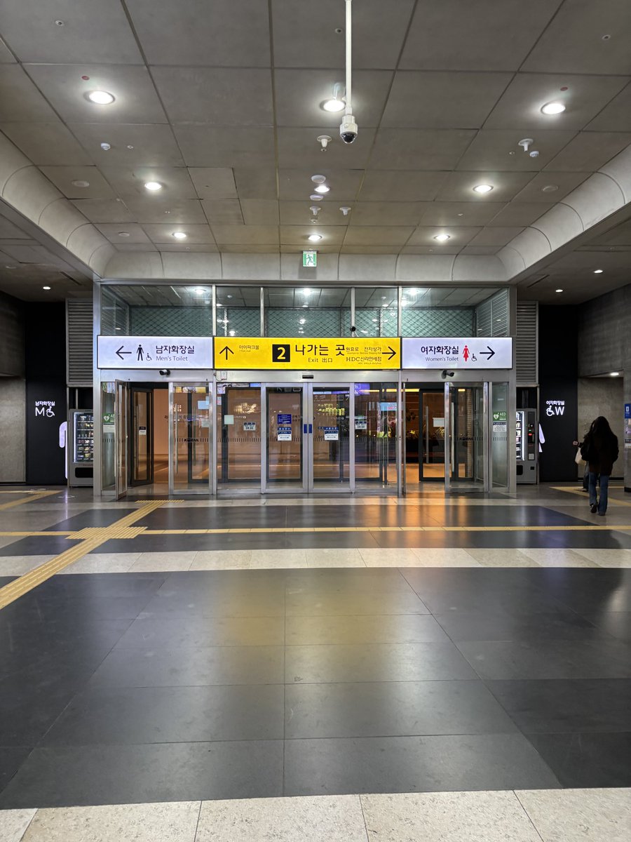 amamhami1's tweet photo. 龍山駅、
おトイレは2番出口付近しかなさそ。
キレイやた🚽✨
トイレはどこですか?
화장실 어디에요?
(ファジャンシル オディエヨ?)
コンビニで朝ごはん買って乗車。
チャムチ참치🐟だけ覚えてるJinペンはツナマヨ一択です。
行ってきます🫡
#JinisLamp #kimseokjin #예산 #yesan https://t.co/w7oYM0yNvb