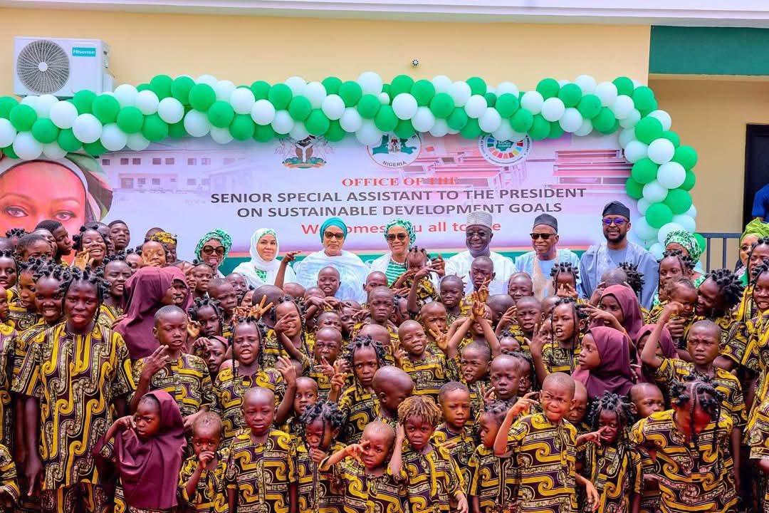 ossap_sdgs's tweet image. Yesterday, @ossap_sdgs &amp;amp;welcomed Her Excellency, @SenRemiTinubu, CON, to officially commission the Nana Berry Orphanage Home in New Karu, Nasarawa State.  

#OSSAPSDGs #Agenda2030 #leavenoOneBehind #renewedhope