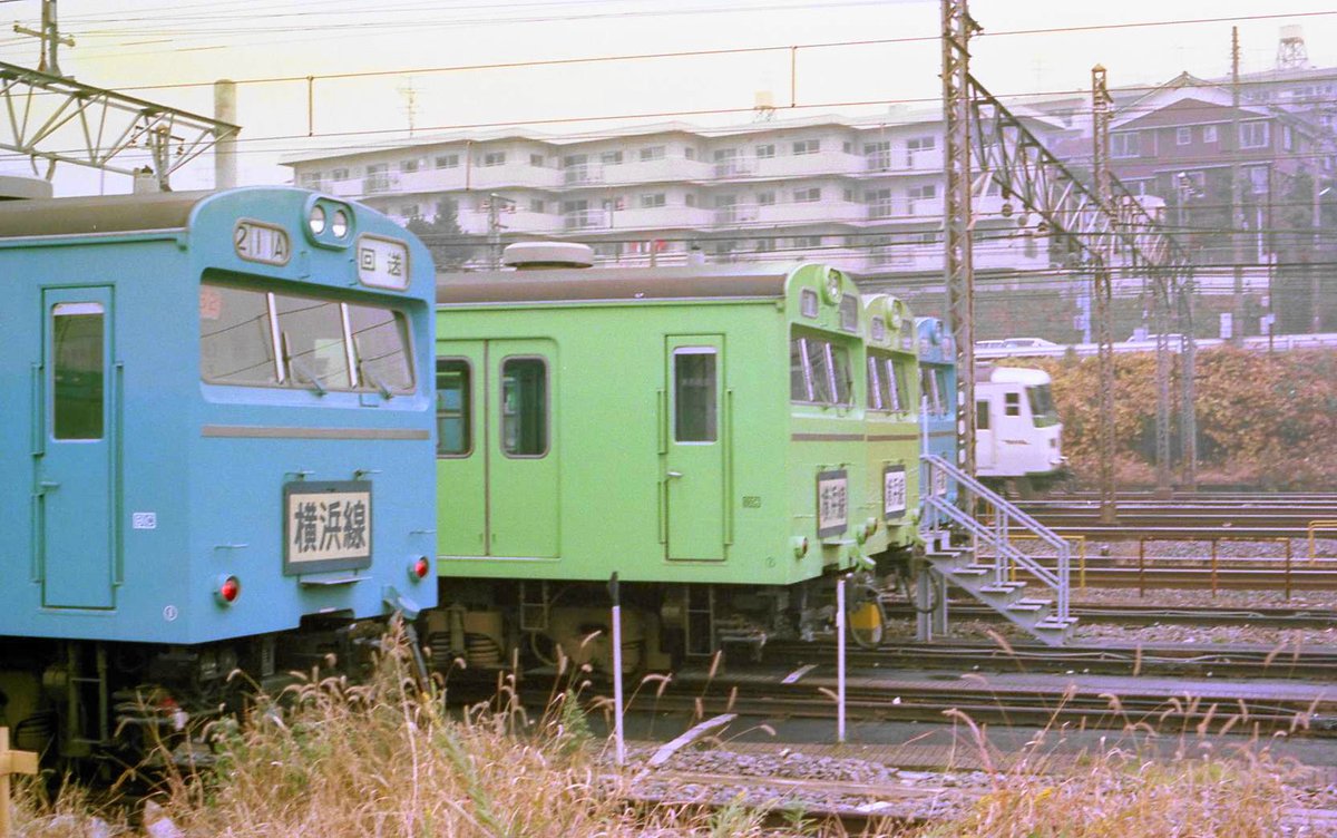 x1eArVUwS5YjJik's tweet photo. 1983年頃の東神奈川電留線
電留1番 カマ61
電留2番 カマ64
電留3番 カマ58
電留4番 カマ52
ウグイス色は、写真に撮ると違いが
ブレーキの効きは編成でバラバラ!
この中では61が良いかな
#黄緑6号 #青22号 #103系 #高運転台 #Tc103’ #横浜線 #混色編成 #国鉄時代 https://t.co/vdEbJhkkq8