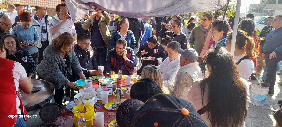 ReptilMexico's tweet photo. Un dominguito lleno de acción, celebridades y mucha información y la sra. @rosamaria195607 y todo su equipo representando con conocimiento, valor orgullo y experiencia a el predio la Angostura.. https://t.co/xktDfXF4gj