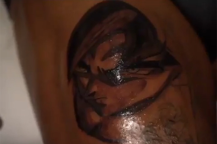 tatoo_niki_'s tweet photo. ピエール・エメリク・オーバメヤン
フランス・ラヴァル出身のサッカー選手
で足へのタトゥーの他、カスタムしたスパイクや服を着ていたりとドラゴンボールの大ファン
#麻酔クリーム #TKTX #オーバメヤン https://t.co/eIYldbfUOE