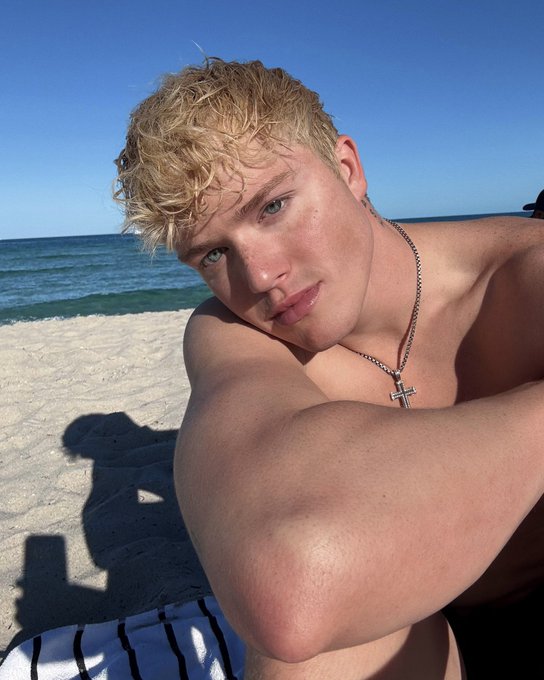 1 pic. beach day? ;) https://t.co/X9z6ErfXrH