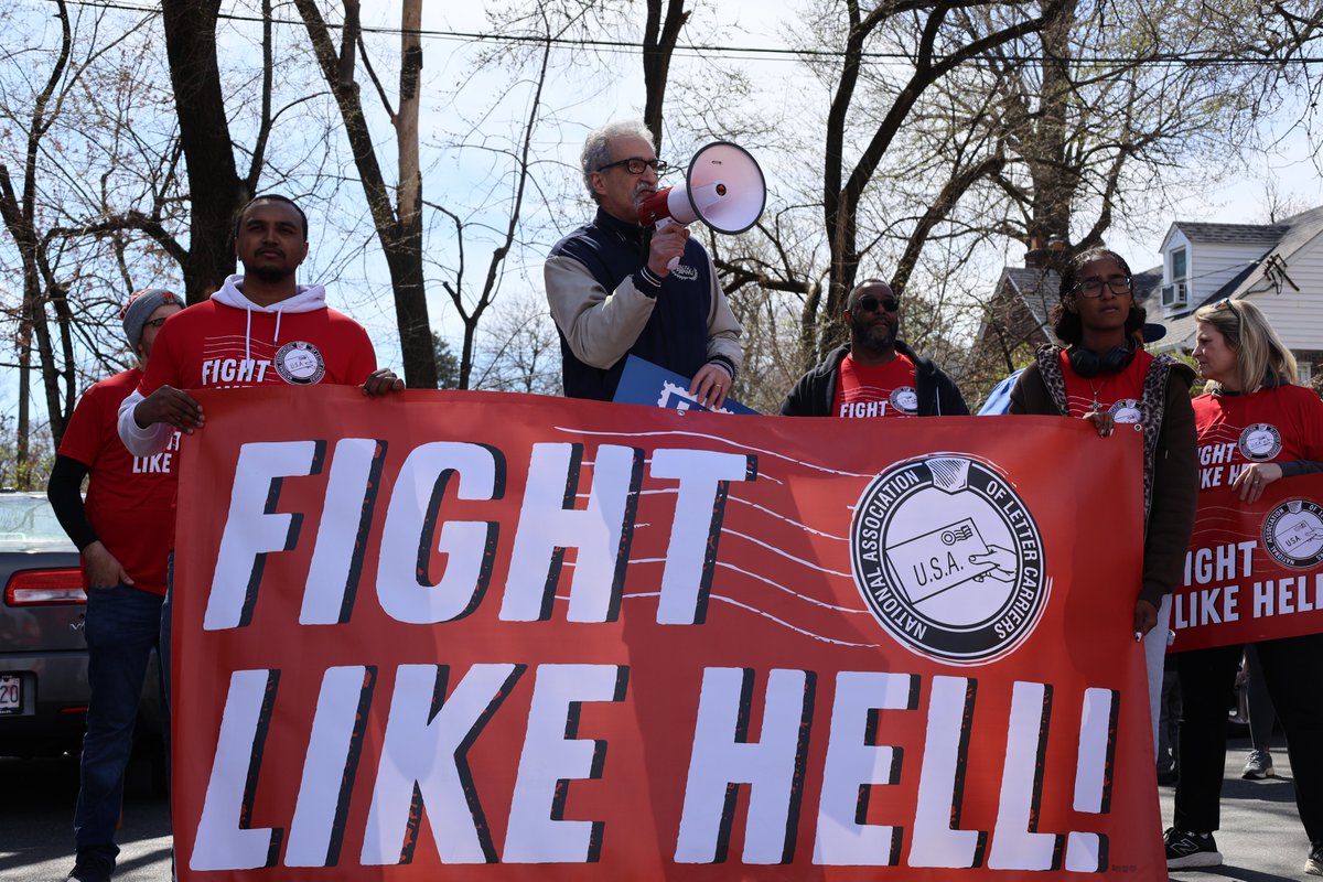 NALC_National's tweet image. #Solidarity with our fellow postal workers! Every day, we work together to serve our communities. Now, we stand united to make our message loud and clear: #HELLNO to dismantling USPS! Thanks, @APWUnational President Mark Dimondstein, for rallying with us in Silver Spring, MD!