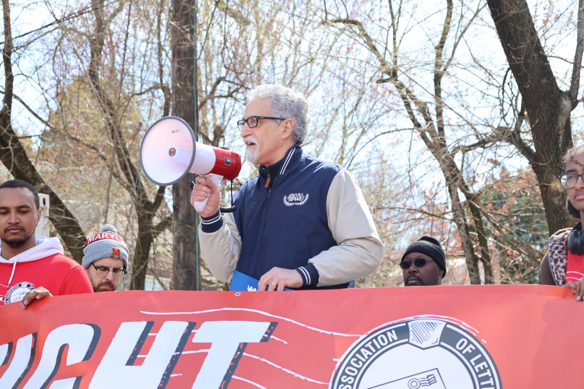 NALC_National's tweet image. #Solidarity with our fellow postal workers! Every day, we work together to serve our communities. Now, we stand united to make our message loud and clear: #HELLNO to dismantling USPS! Thanks, @APWUnational President Mark Dimondstein, for rallying with us in Silver Spring, MD!