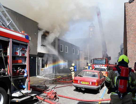 Vlammen slaan uit het dak in Axel